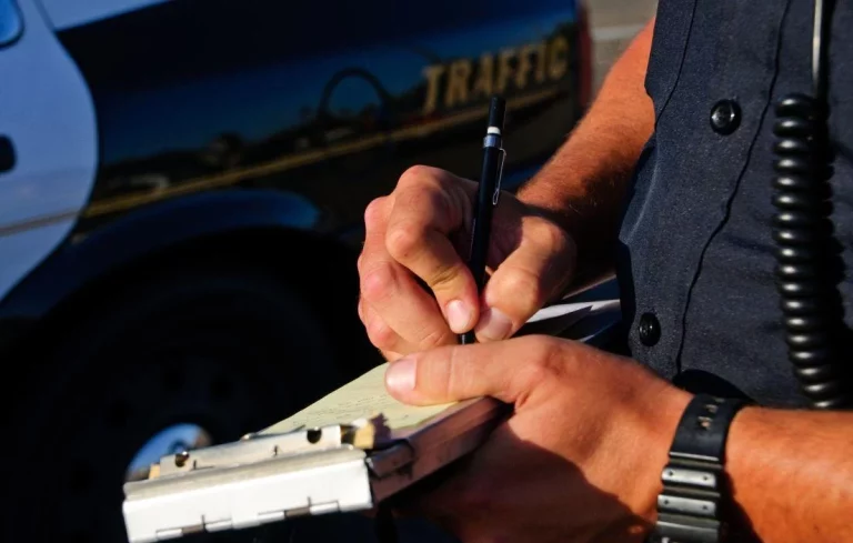 Te puede caer una multa de casi 400 euros por tirar las pipas en la calle