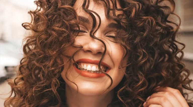 7 trucos de la abuela para cuidar tus rizos y no parecer una escoba de bruja