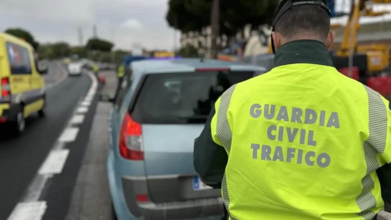 La DGT está empezando a poner multas en las gasolineras por algo que hacen los conductores