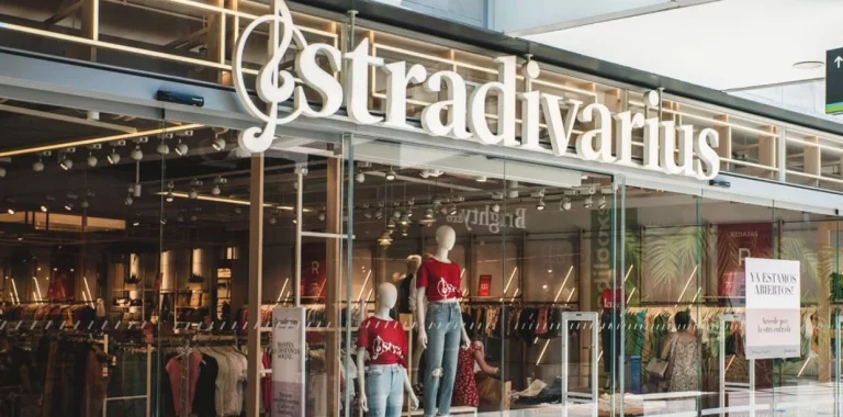 Adelántate al otoño con las oportunidades de Stradivarius en botas, chalecos, chaquetas y cazadoras
