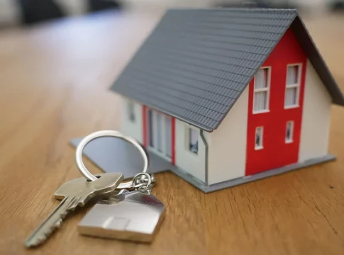 El derecho a la vivienda en España: Una promesa constitucional en crisis El derecho a la vivienda en España: Una promesa constitucional en crisis