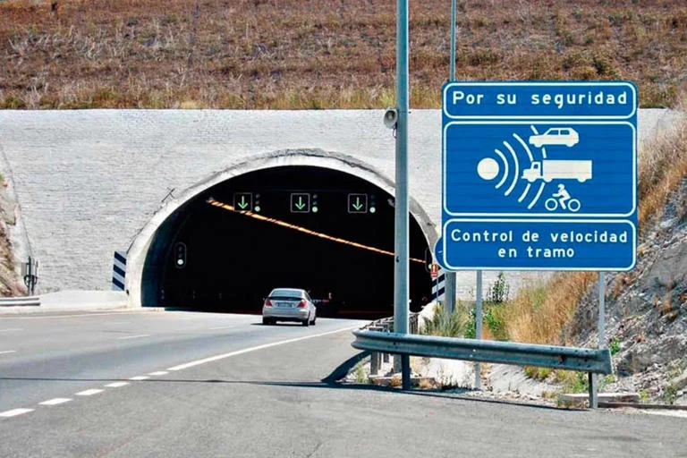 Más allá de la velocidad: Los beneficios colaterales de los radares de tramo