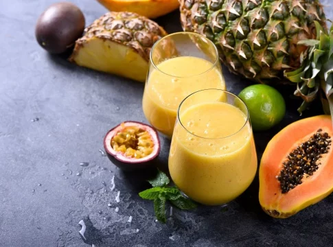 Batido tropical de papaya y maracuyá Batido tropical de papaya y maracuyá