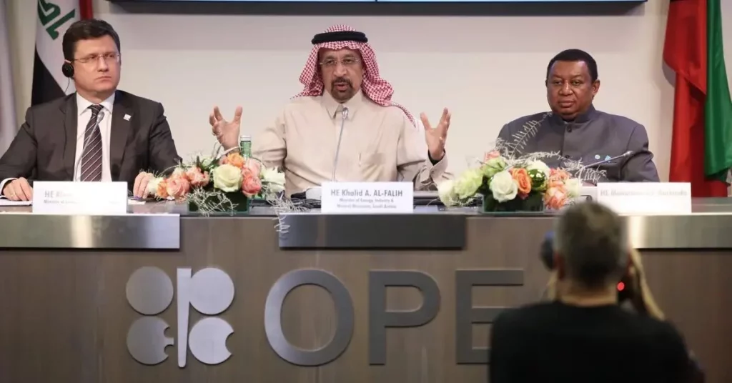 La Influencia Global: Cómo la OPEP, la desaceleración en China, la tensión con Irán y la crisis en Venezuela contribuyen a la caída de los precios del crudo y agravan los temores de recesión en Estados Unidos