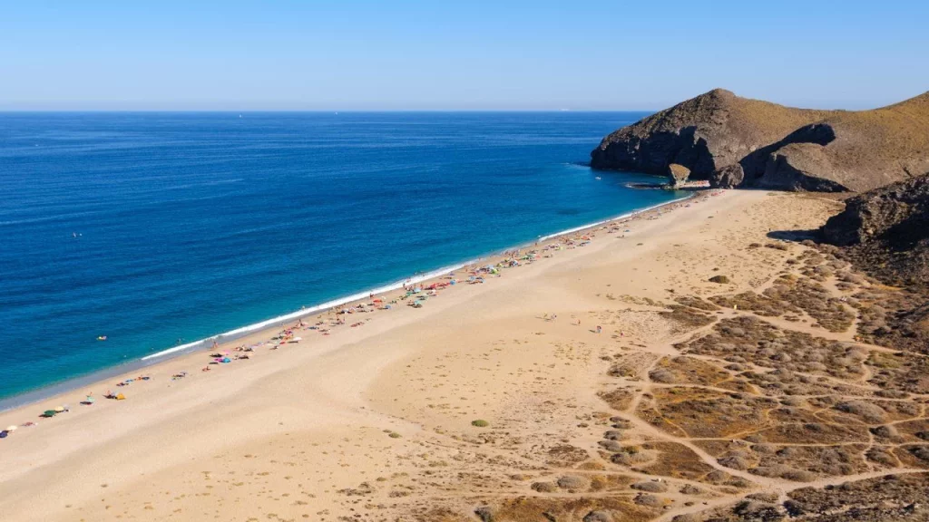 La playa de España con el azul más intenso está un lugar de Andalucía 8 Cómo llegar y qué esperar