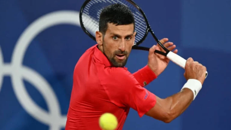 Djokovic enciende las alarmas antes de medirse a Sinner en Wimbledon