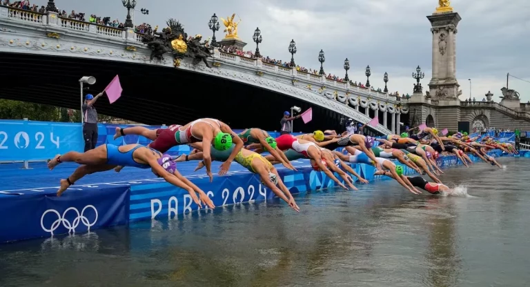 Duras críticas de los triatletas en Francia por la contaminación del Sena
