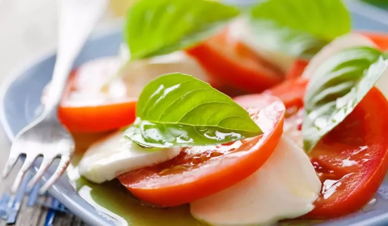 Ensalada caprese de sandía: la receta de 5 ingredientes para las noches calurosas de agosto