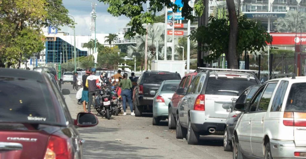 Entre colas y desconfianza: el desafío de abastecerse de gasolina subsidiada