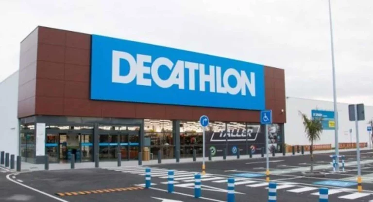 Esta genial sombrilla de Decathlon se clava fácil en la arena y no se vuela con el viento