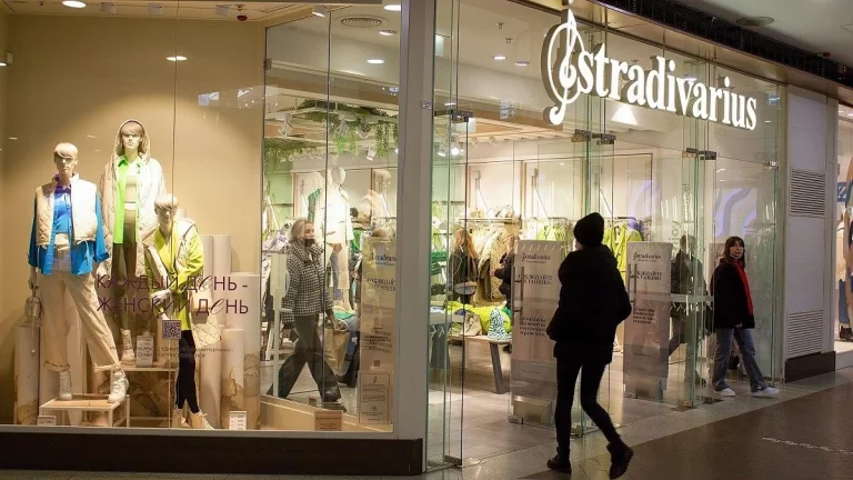 Sudaderas, pantalón palazzo, bolso shopper... Ficha las tendencias de Stradivarius que arrasan en TikTok