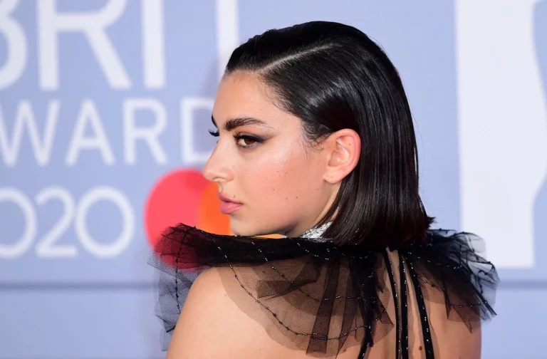 Charli XCX lanza 'Music, Fashion, Film', su giro al rock que desafía el éxito de 'brat'