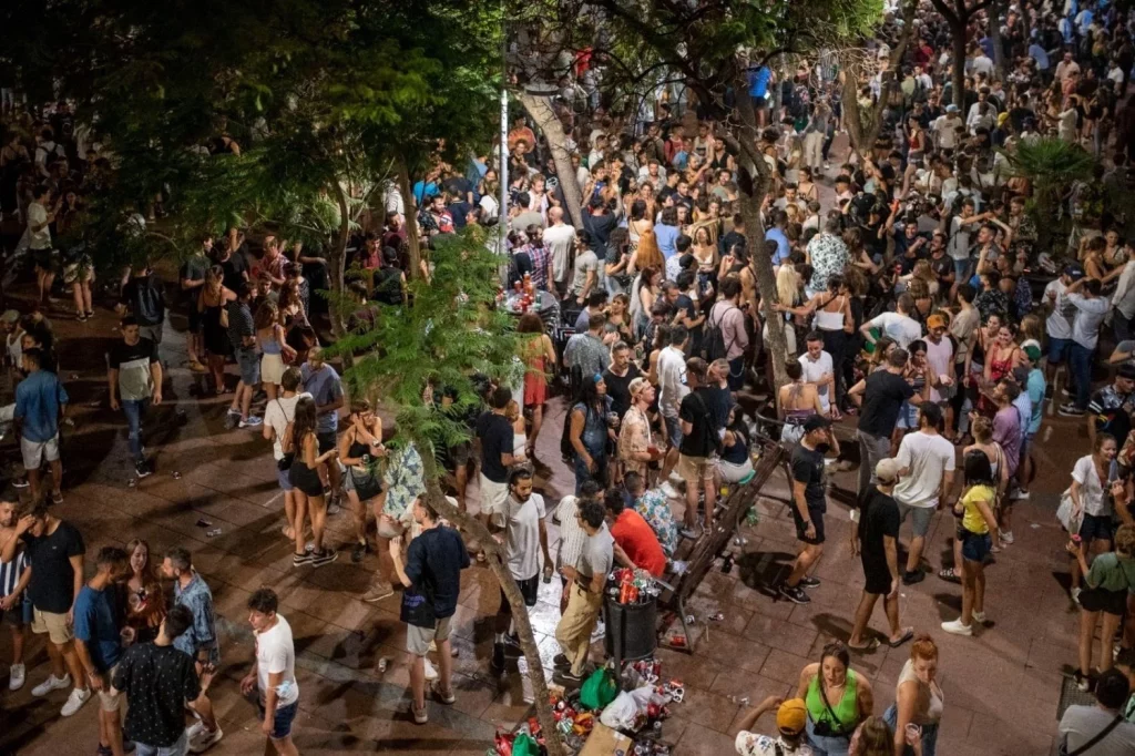 EuropaPress 3920115 aglomeraciones fiestas sants barcelona noche martes 24 agosto 2021