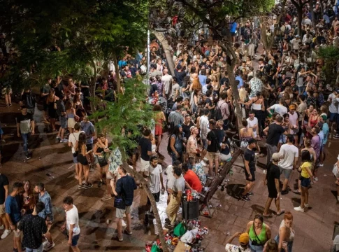 EuropaPress_3920115_aglomeraciones_fiestas_sants_barcelona_noche_martes_24_agosto_2021