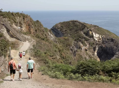 Unos turistas realizan la ruta Punta Socastro o ‘O Fuciño do Porco’, a 11 de agosto de 2022, en O Vicedo, Lugo, Galicia (España).