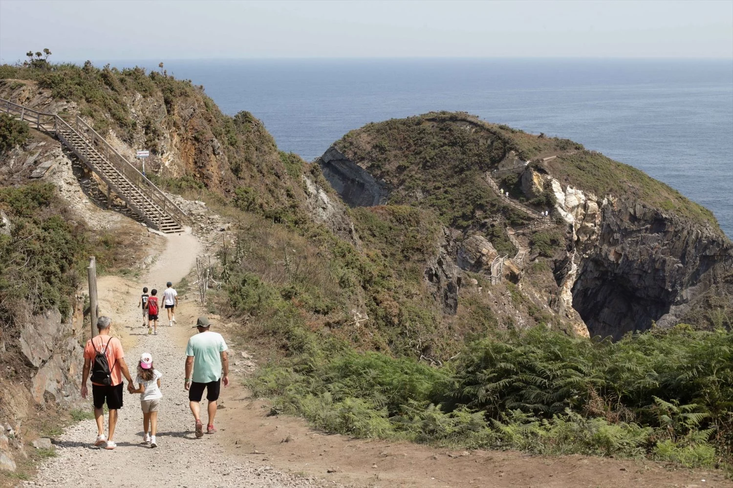 Unos turistas realizan la ruta Punta Socastro o ‘O Fuciño do Porco’, a 11 de agosto de 2022, en O Vicedo, Lugo, Galicia (España).