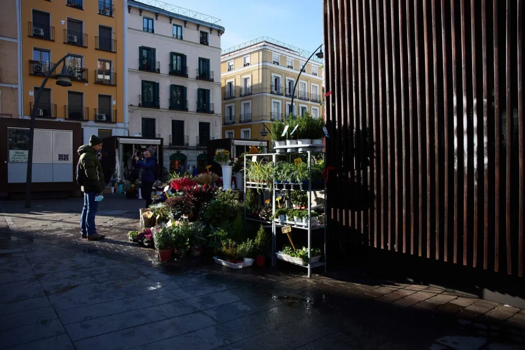 EuropaPress 4923746 hombre acerca puesto plaza tirso molina 14 enero 2023 madrid espana 14