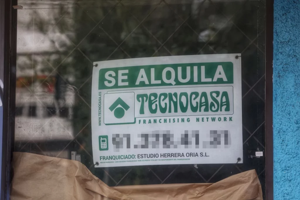 La oferta de alquiler de habitaciones se dispara ante la imposibilidad de encontrar piso 1 EuropaPress 5374393 local cartel alquila agosto 2023 madrid espana vivienda alquiler espana 2