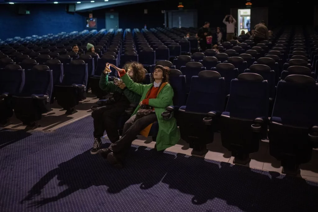 EuropaPress 5687758 varias personas antes ver wonka ultima proyeccion cine comedia 14 enero