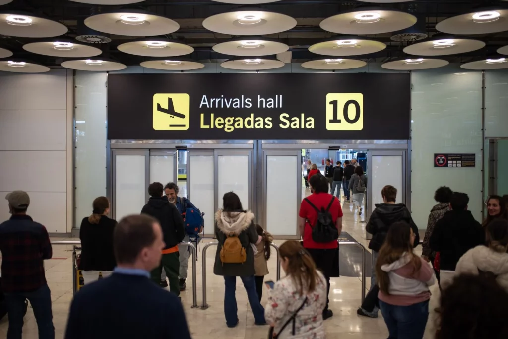 Caos fronterizo en los aeropuertos: vuelos medio vacíos y las aerolíneas piden suspender los controles este verano 2 Llegadas en el aeropuerto de Barcelona