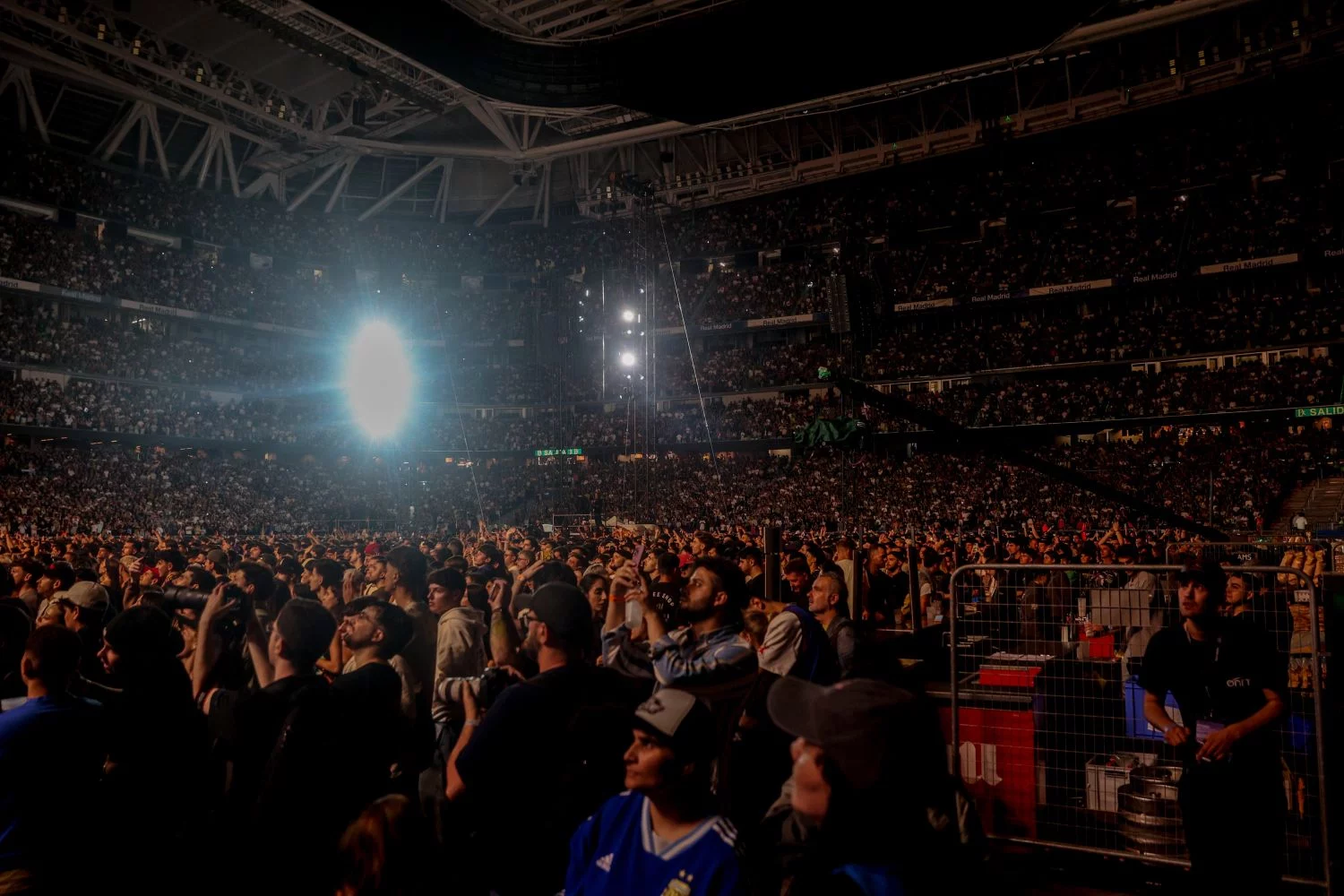 Los vecinos del Santiago Bernabéu se preparan para el regreso del ruido con el concierto de Aventura en Madrid. Fuente: Agencias.