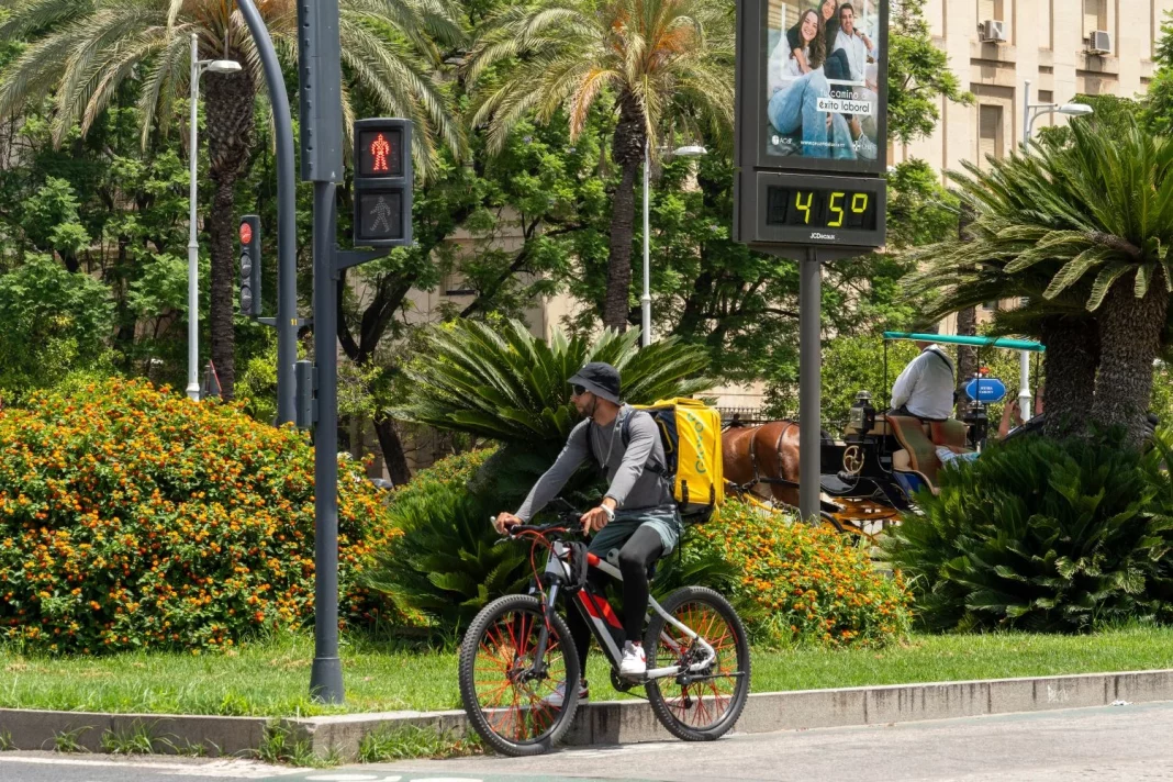 Inicio 1 Trabajador de Glovo repartiendo con calor en España