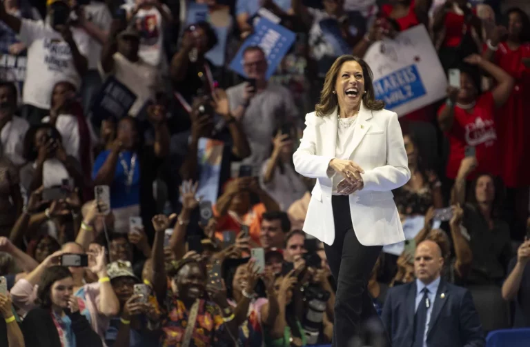 Kamala Harris deja dudas en la economía tras el masaje de CNN