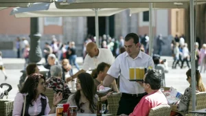 Éxodo de trabajadores de hostelería hacia otros sectores y estudios superiores