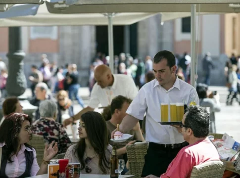 Éxodo de trabajadores de hostelería hacia otros sectores y estudios superiores Éxodo de trabajadores de hostelería hacia otros sectores y estudios superiores