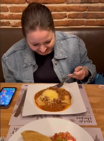 Familia espanola en restaurante colombiano 1