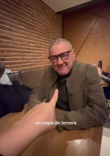 Familia española en restaurante colombiano