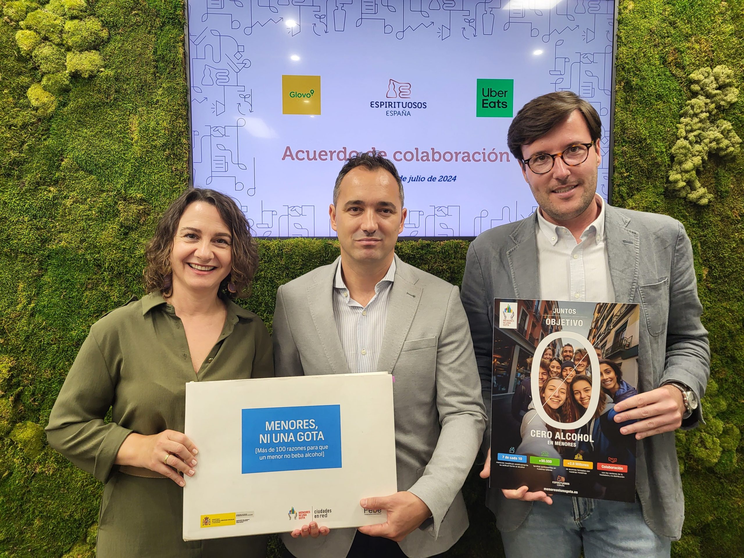 Uber Eats y Glovo se suman a Espirituosos España para prevenir el consumo de alcohol en menores 1 Foto. Mara Mndez Secretaria de Espirituosos Espaa Matas Weisz Public Policy Sr. Manager de Uber Eats y Felipe Royo Government Relations Manager de Glovo scaled