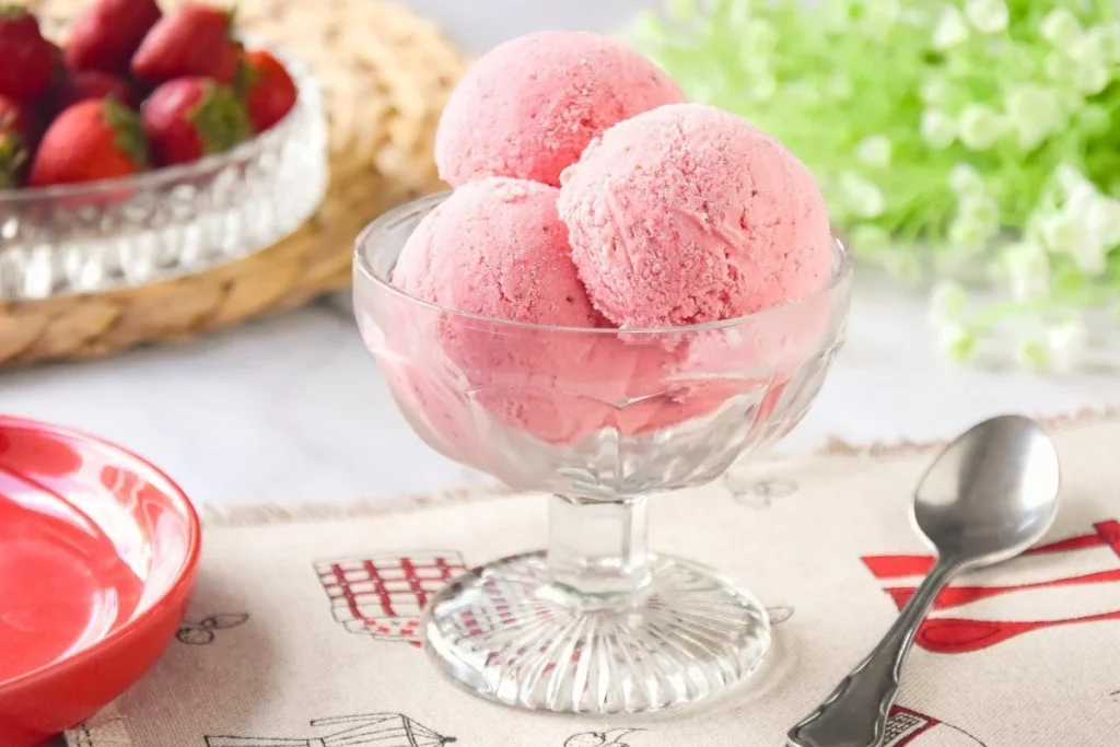 ¿Sabes cuáles son los 6 sabores de helados más vendidos del mundo? 24 Fresa: la frescura en un solo bocado