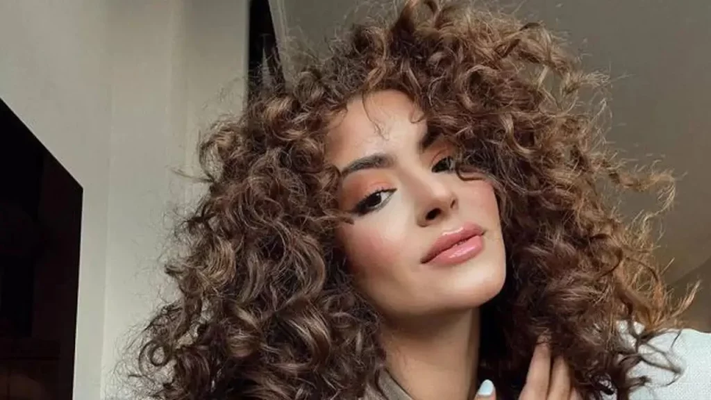 7 trucos de la abuela para cuidar tus rizos y no parecer una escoba de bruja 4 Hidrata tus rizos con ingredientes naturales