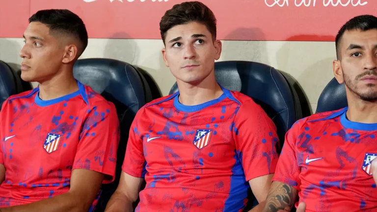 Julián Álvarez se devalúa con Simeone