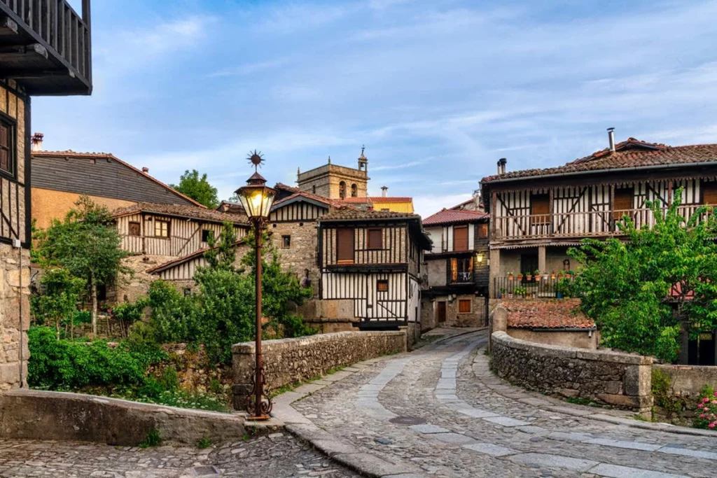 Los 5 pueblos ocultos más bonitos de Castilla y León para visitar en verano 11 La Alberca (Salamanca): belleza y tradición en la Sierra de Francia