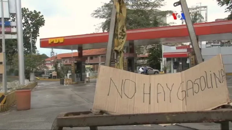 La agonía de llenar el depósito de gasolina en la Venezuela de Maduro