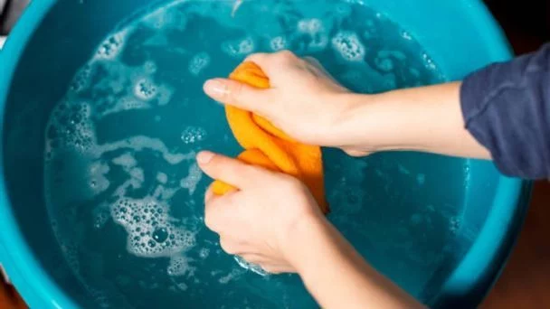 Lava la bayeta con agua caliente y detergente