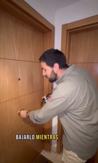 Se olvida las llaves dentro de casa y la solución la encuentra en el supermercado 3 Hombre que dejó sus llaves intenta regresar a casa.