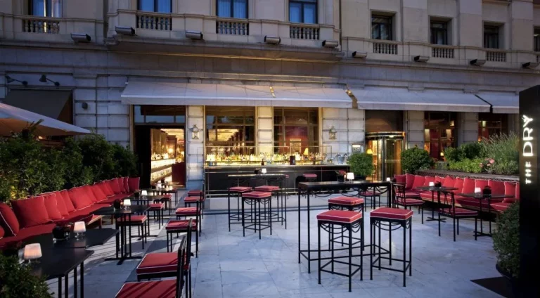 Los bares más populares de Madrid para tomar algo estos meses