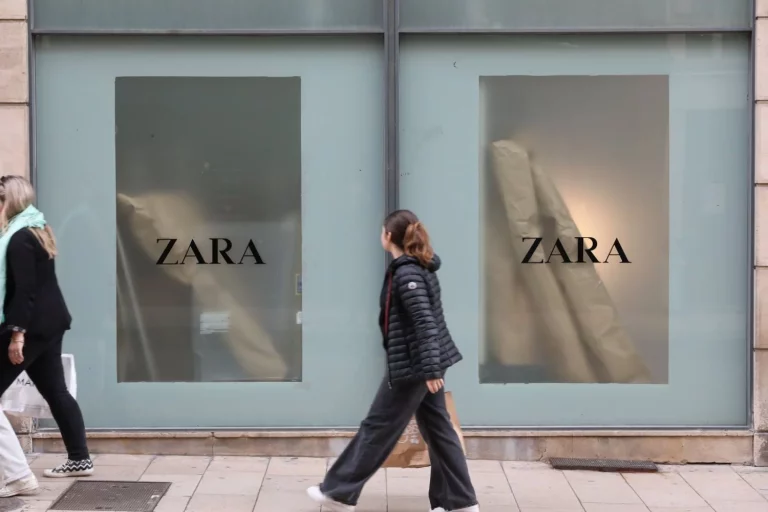 Los básicos de temporada de Zara: pantalón cargo, cazadora crop y mucho más