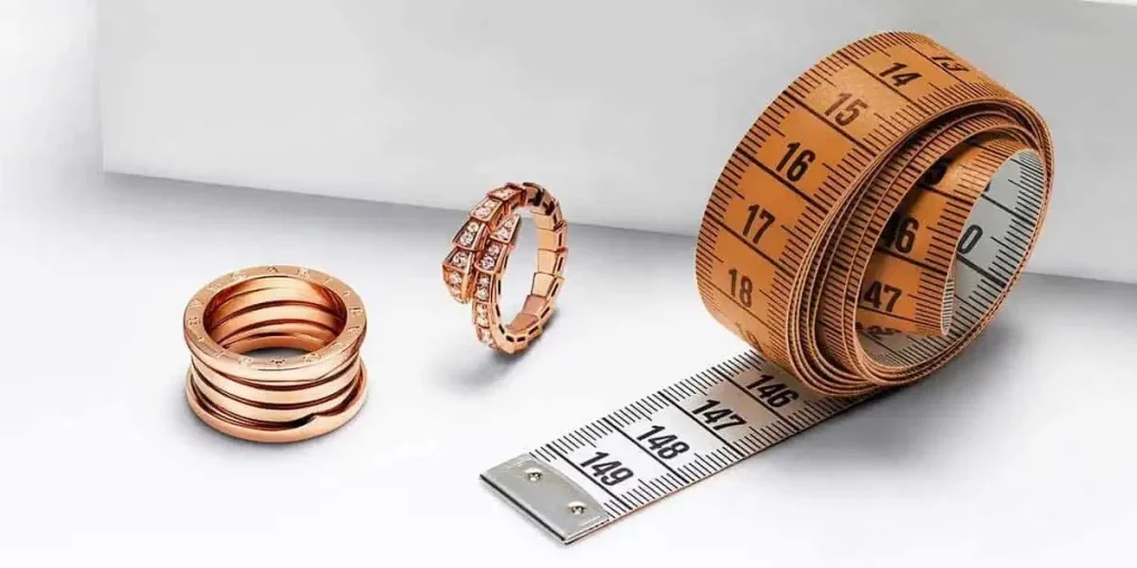 3 trucos para medirte el dedo para comprar un anillo 32 Mide el contorno de tu dedo con una cinta métrica