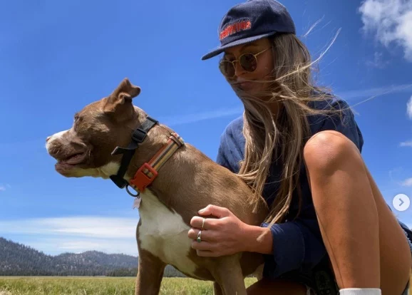 Mujer perro pitbull 2