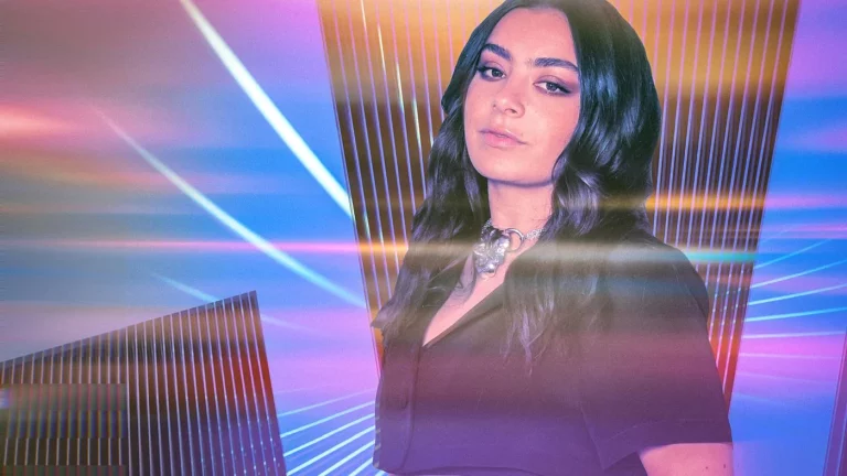 Charli XCX pasa de estrella de culto a centro del mundo del pop