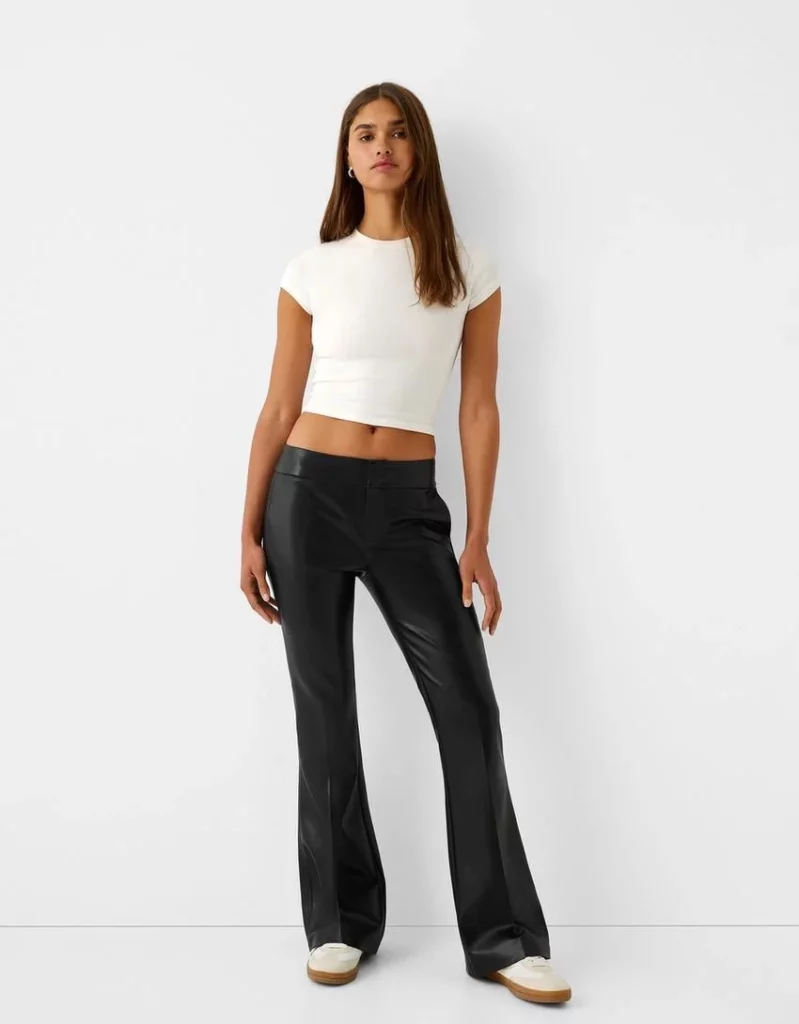Pantalón flare efecto piel