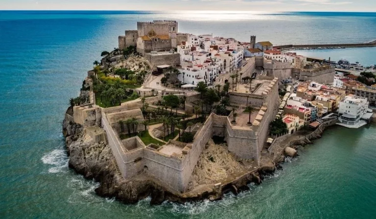 Parece un increíble pueblo medieval del Adriático, pero está en España cerca de Valencia