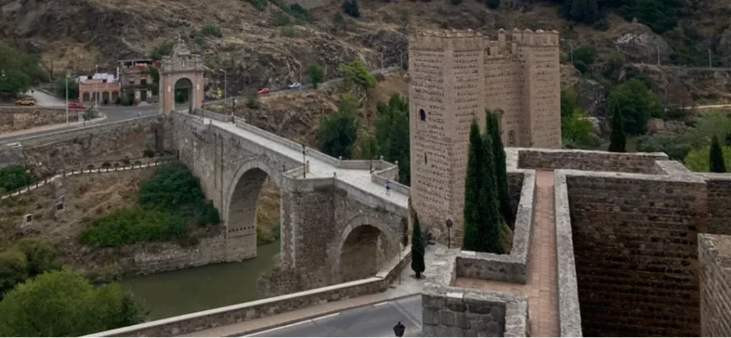 El mejor viaje cerca de Madrid para septiembre: callejuelas medievales e historia inigualable 73 Pasea por el casco antiguo y cruza el Puente de Alcántara