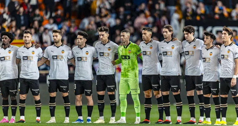 Peter Lim tasa a un jugador del Valencia CF ante la presión del Real Madrid
