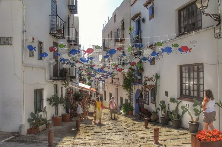 Piérdete en el casco antiguo: calles con encanto y vistas al mar