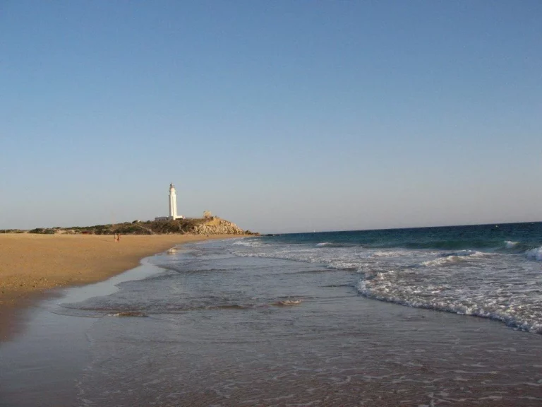 La playa de Ondarreta, en San Sebastián, sufre un derrame de combustible